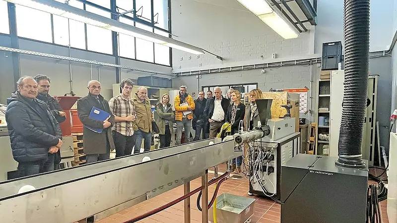 Die Mitglieder des Zweckverbands mit Landrat Wilhelm Schneider und Tim Schülein vor dem Laborextruder
Foto: Günther Geiling