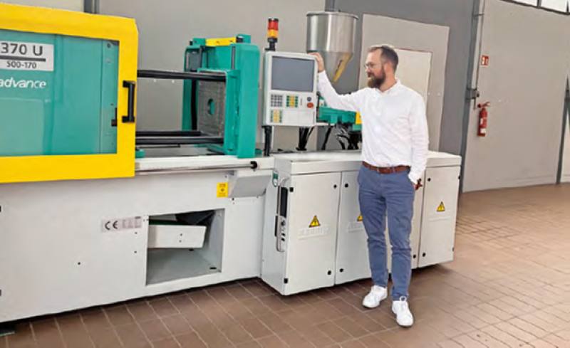 Die erste Maschine hat Einzug gehalten im TTZ Haßfurt; mit im Bild TTZ-Leiter Prof. Dr. Johannes Krückel